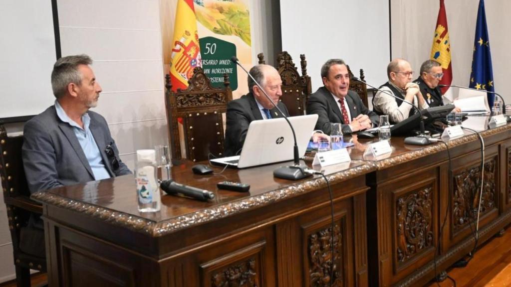 El alcalde de Valdepeñas, Jesús Martín (en primer término), clausura junto al ex jefe del CNI el III Curso de Seguridad y Defensa en Valdepeñas.