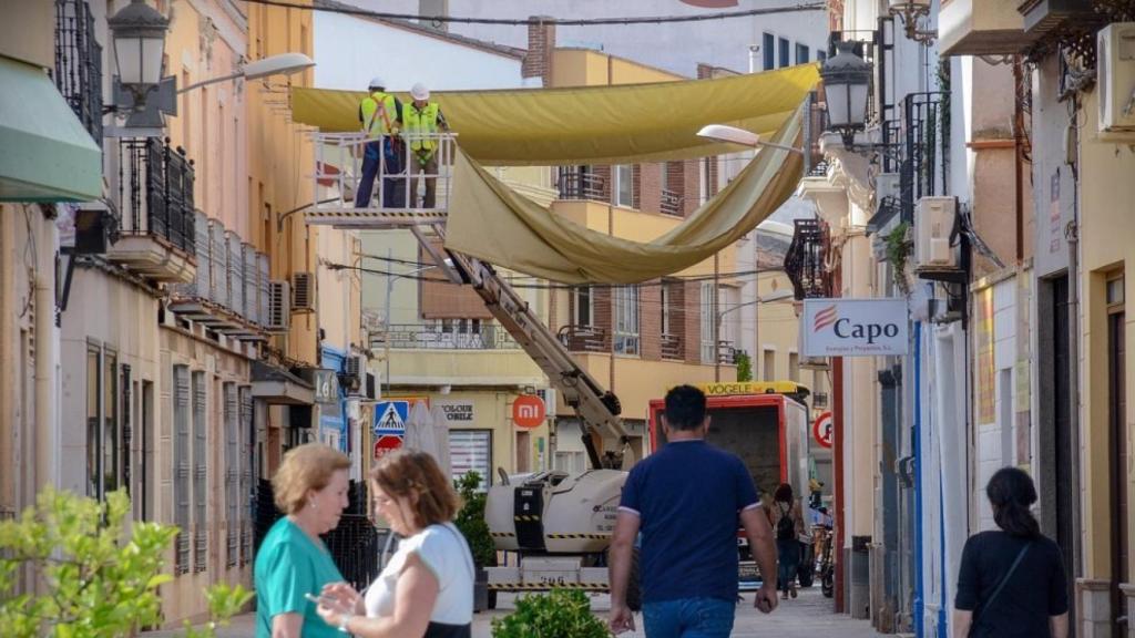 Se adelantan los trabajos para la instalación de los toldos en la zona centro de Tomelloso (Foto: Ayuntamiento de Tomelloso).