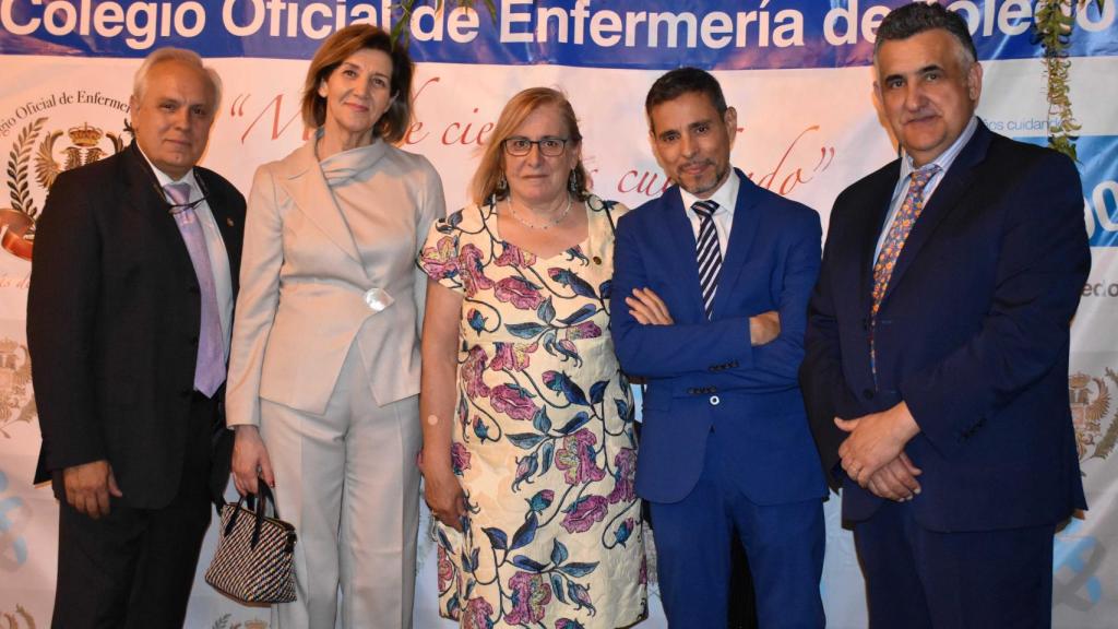 Autoridades asistentes (de izda. a dcha. representantes de Colegio de Enfermería, Colegio de Farmacia, Colegio de Veterinaria, Colegio de Medicos y Roberto Martín, presidente del Colegio de Enfermería de Toledo).