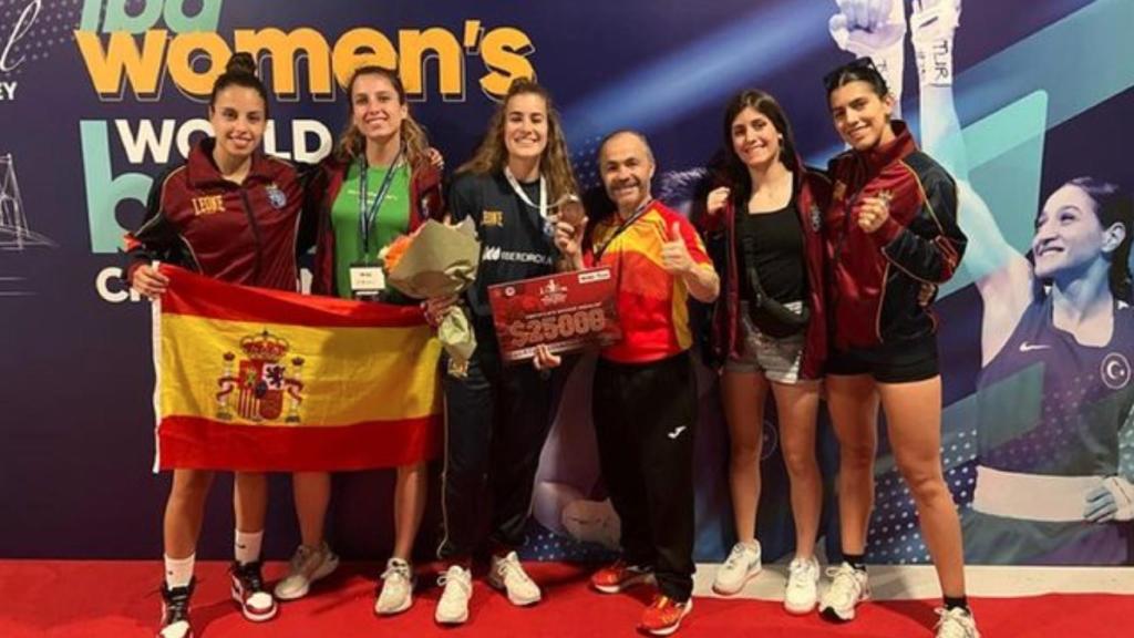 La selección femenina de boxeo, con Laura Fuertes y Rafa Lozano en el centro