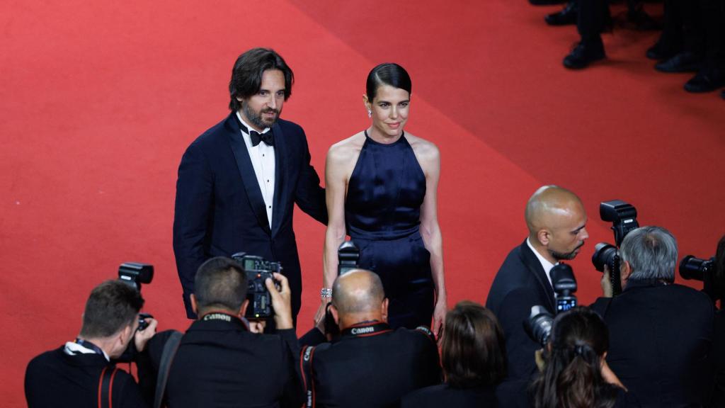 Carlota Casiraghi posando ante los medios de comunicación en Cannes.