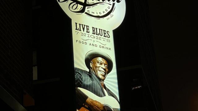 El cartel del club de Buddy Guy en Chicago, abajo la cola para entrar.