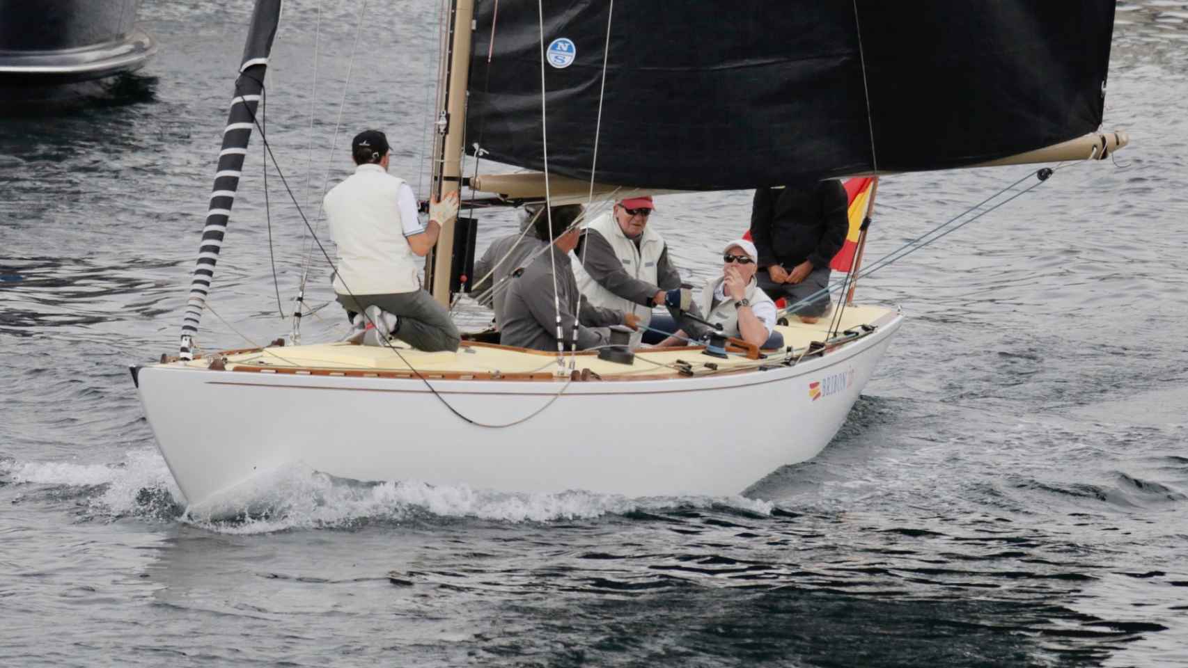 La tripulación del Bribón, con Juan Carlos entre ellos, vuelve al puerto sin haber competido una sola manga del sábado.