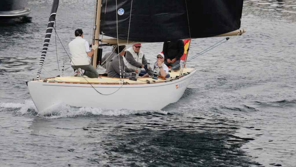 La tripulación del Bribón, con Juan Carlos entre ellos, vuelve al puerto sin haber competido una sola manga del sábado.