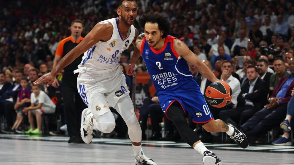 Adam Hanga presiona de cerca a Shane Larkin