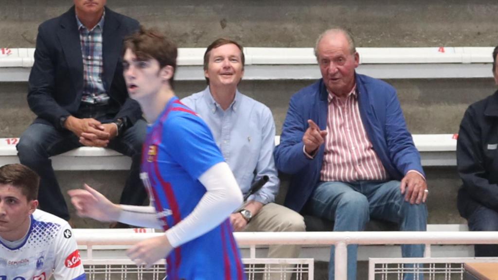 Juan Carlos y Pedro de Borbón comentan el partido de Pablo, el hijo de Iñaki Urdangarin y la infanta Cristina.