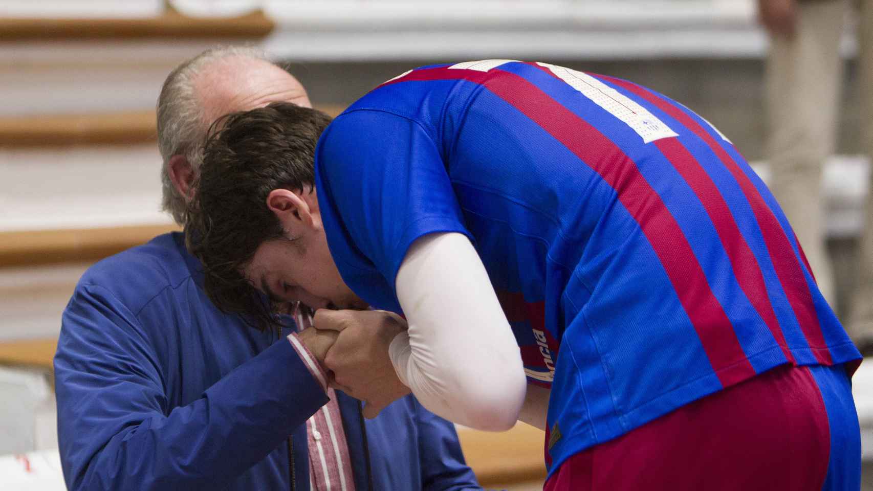 Pablo Urdangarin saluda a su abuelo, el rey Juan Carlos, durante un partido en Pontevedra.