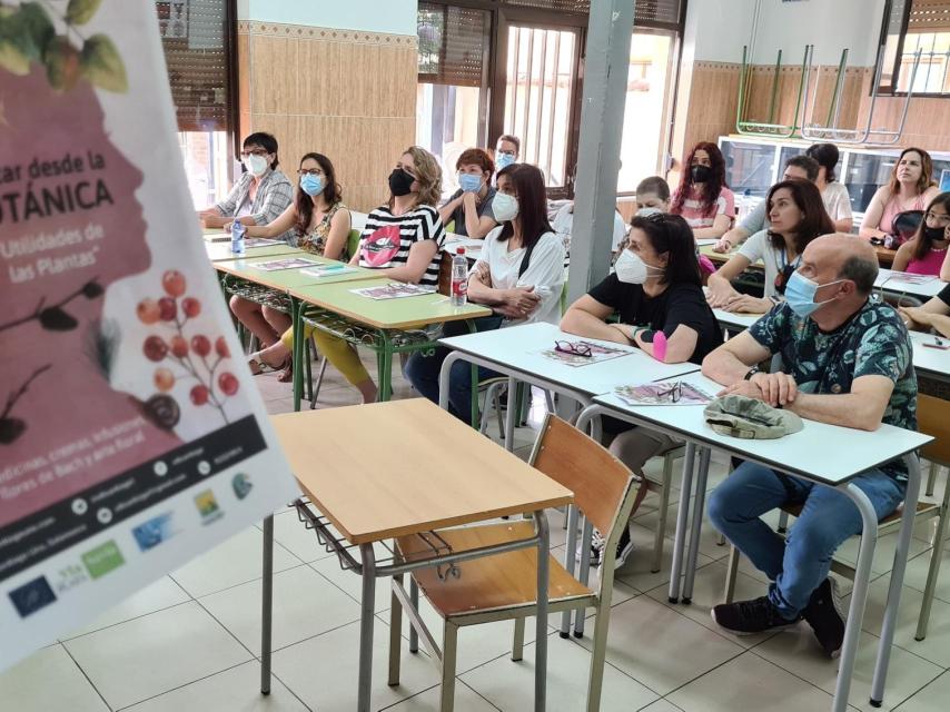 Más de 20 salmantinos acuden al taller de botánica organizado por LIFE Vía de la Plata, este sábado.