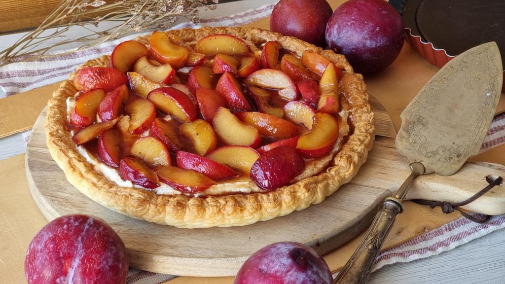 Tarta fácil de ciruelas, un postre con fruta de temporada