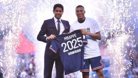 Kylian Mbappé y Nasser Al-Khelaifi anunciando su renovación hasta 2025