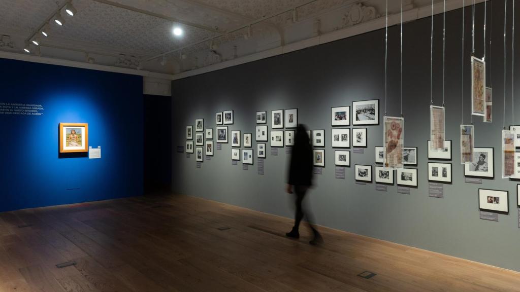 Vista del montaje con fotografías de Frida Kahlo en Casa de México