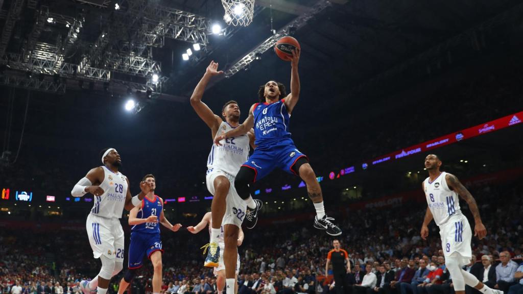 Shane Larkin encara la canasta pese a la presión de Walter Tavares