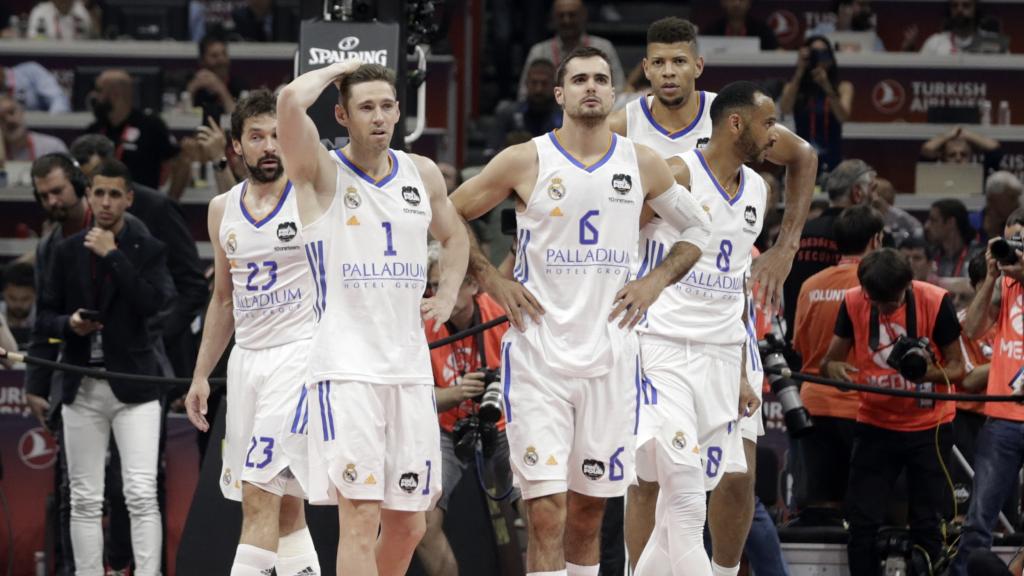 Los jugadores del Real Madrid, hundidos tras caer ante Efes