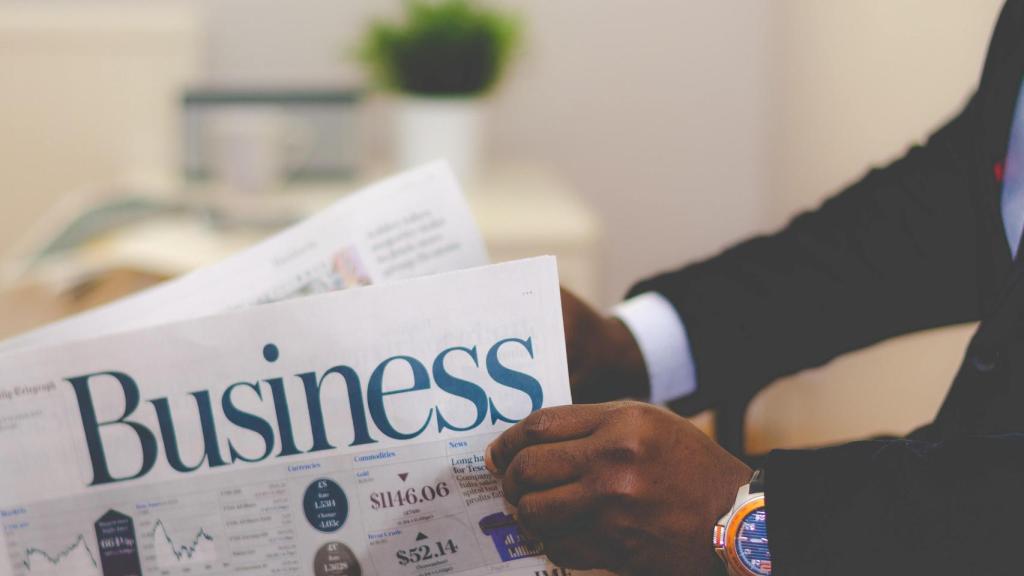 Un ejecutivo leyendo un periódico financiero.