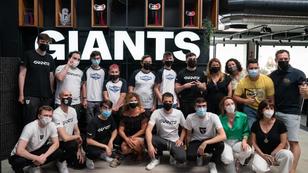 Imagen de familia de los participantes en la actividad de este sábado en Home of Giants.