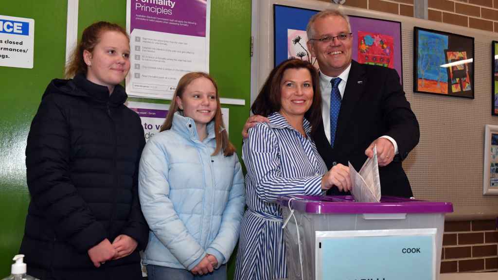 El primer ministro australiano, Scott Morrison, en el momento de votar en las elecciones del país este 21 de mayo