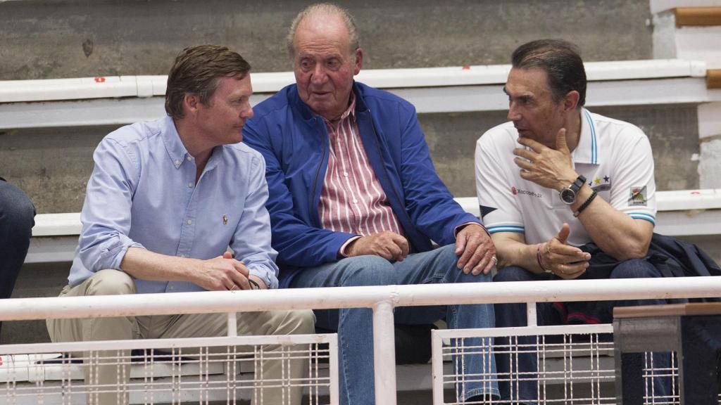 El rey Juan Carlos, acompañado de Pedro de Borbón-Dos Sicilias y Pedro Campos, en las gradas durante el partido de balonmano de su nieto.