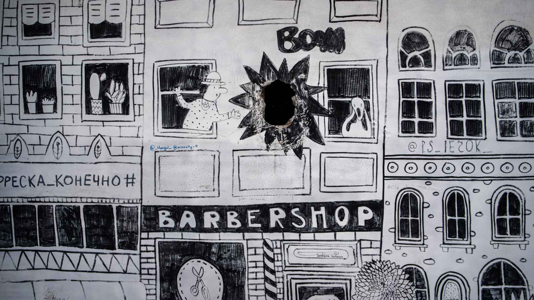Un mural en la calle juega con el agujero de la pared y la idea de un ataque. Bakhmut llegó a estar ocupada varios meses en 2014.