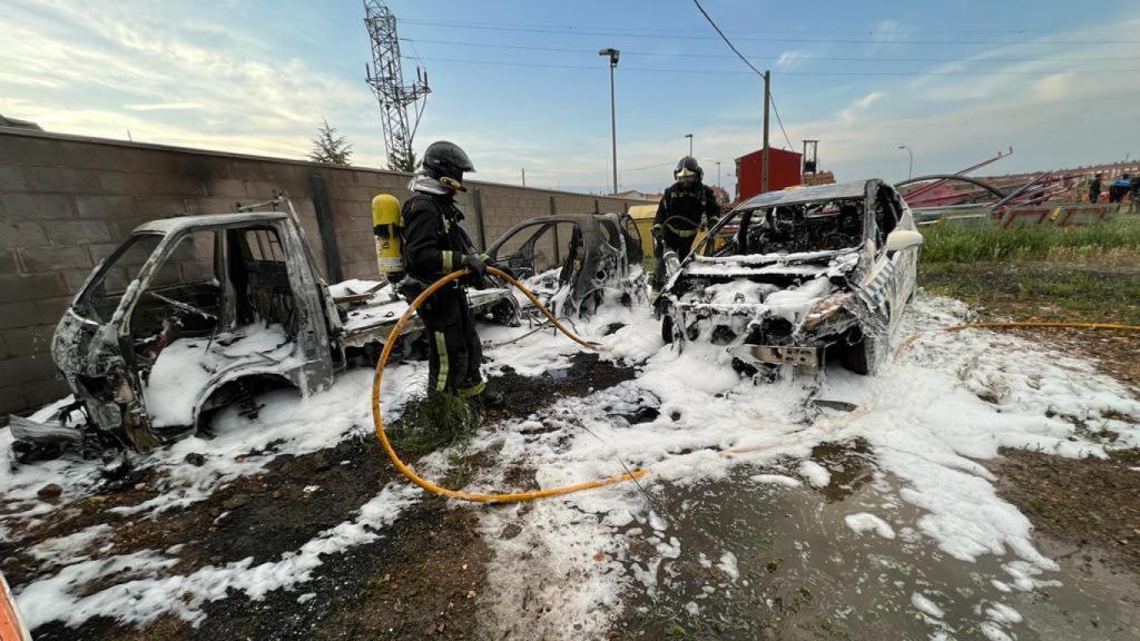 Bomberos apagan el fuego