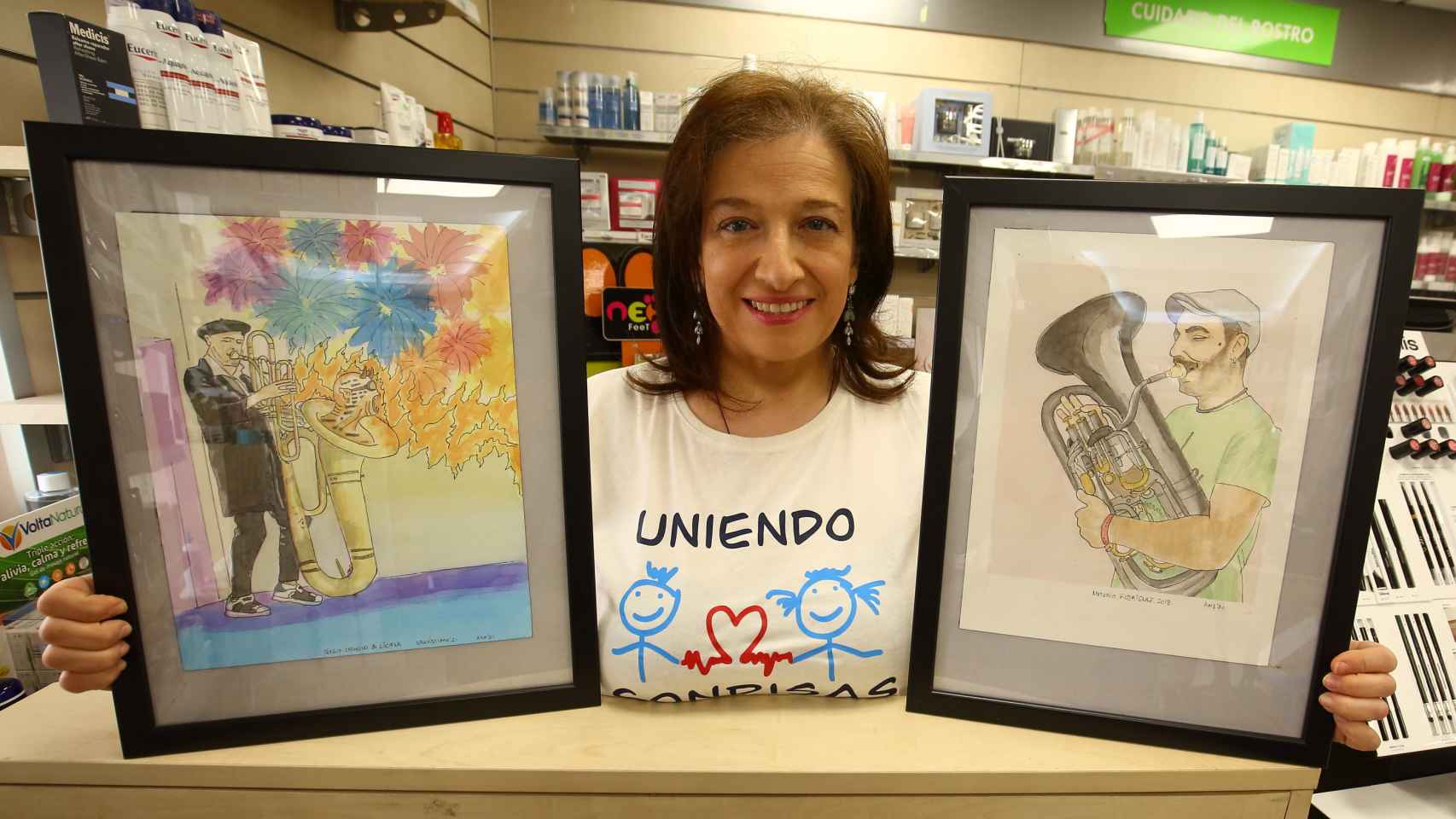 La farmacéutica berciana, Ana María Alfonso, presidenta de la asociación 'Uniendo sonrisas', y autora del libro 'Alma quiere una tuba´
