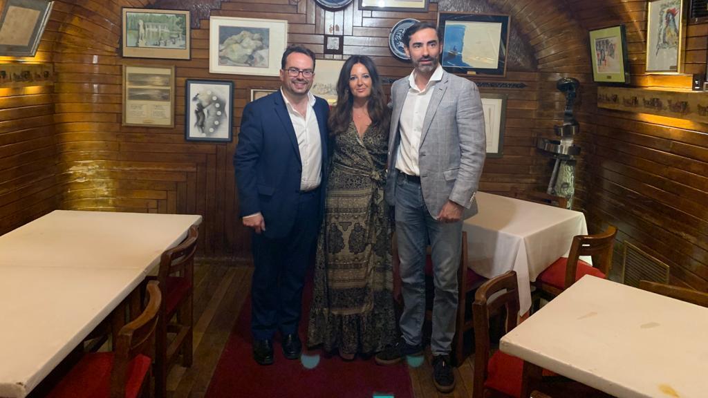 Javier Ruiz, Cruz Galdón y José Luis Serrano en el Café Gijón de Madrid.