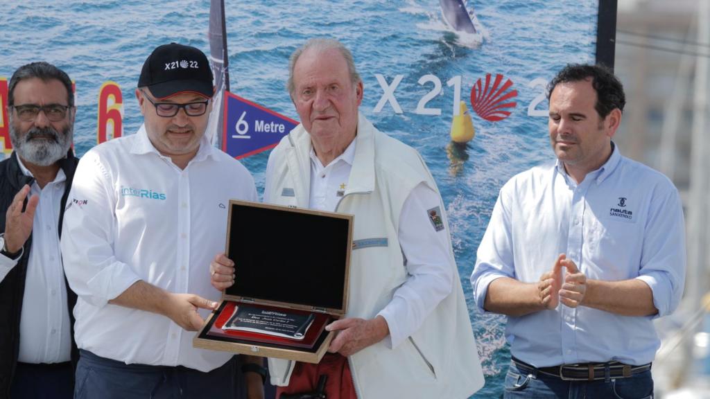 El Rey emérito posa con el premio que le distingue como ganador del torneo de Vela de Sanxenxo