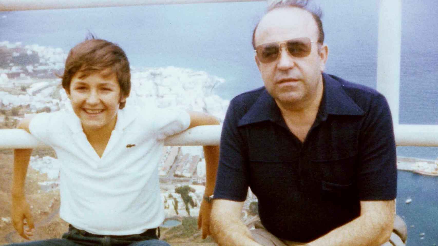 José María Coves con su padre, en 1973.