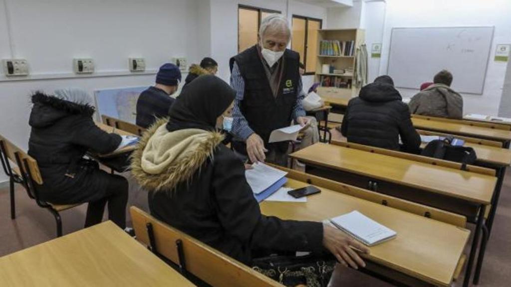 Varios adultos en una clase de español de Elche Acoge.