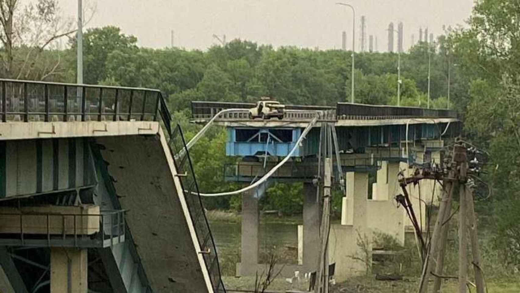 El puente que une a Severodonetsk con Lisichansk, destruido.