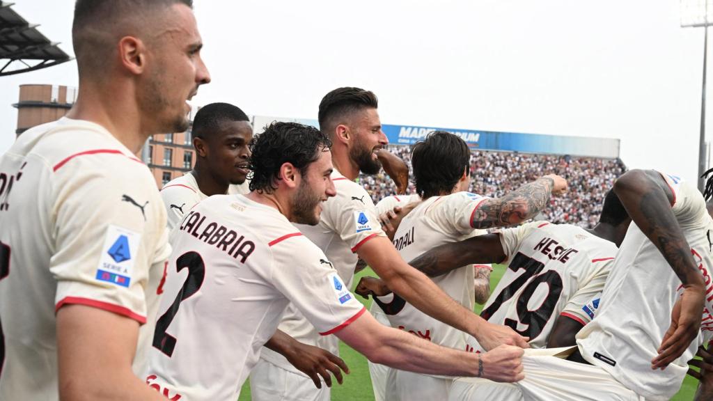 Los jugadores del AC Milan celebran un gol.