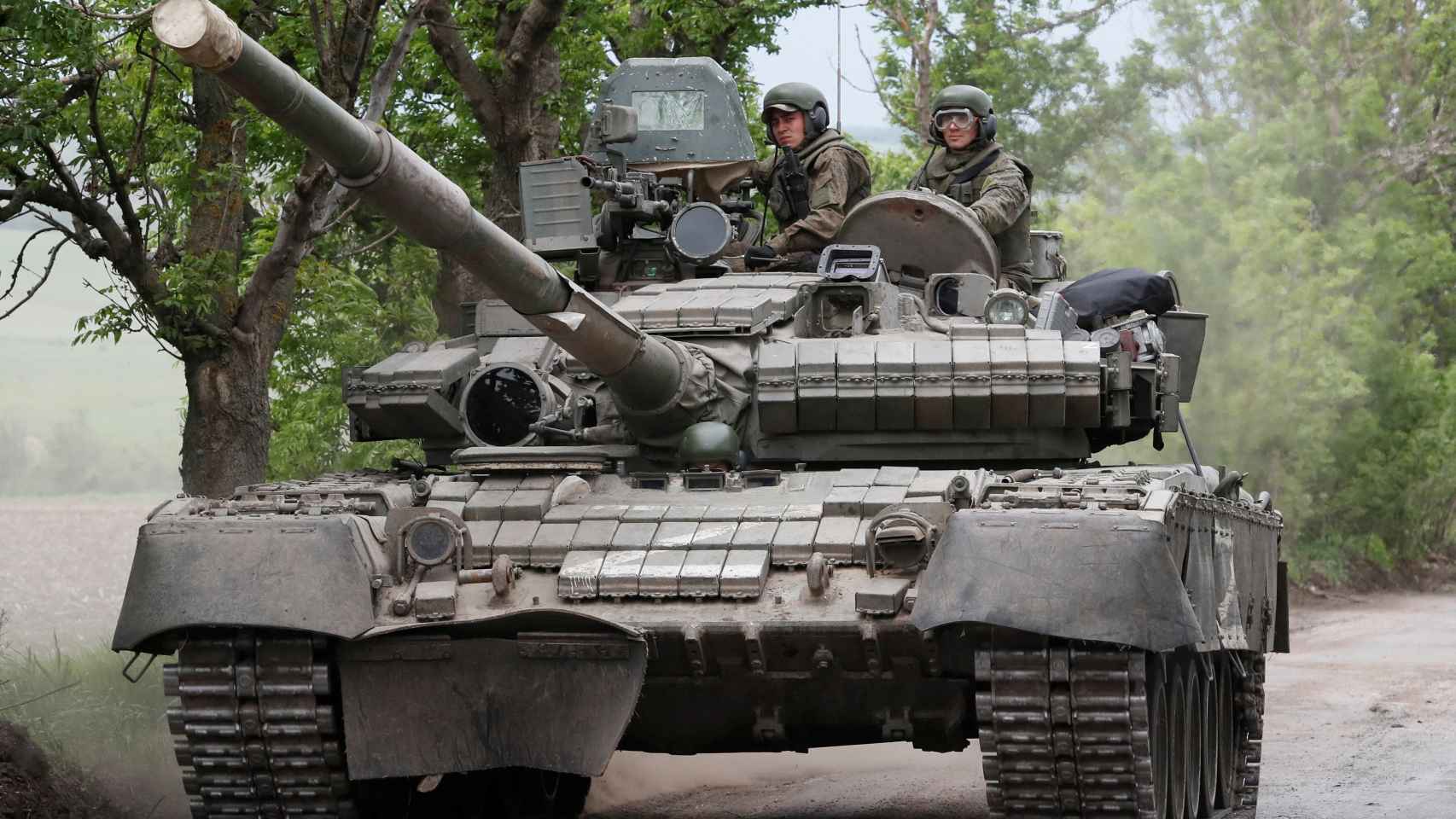 Los tanques prorrusos atraviesan la región de Donetsk, en el Donbás, este domingo 23 de mayo