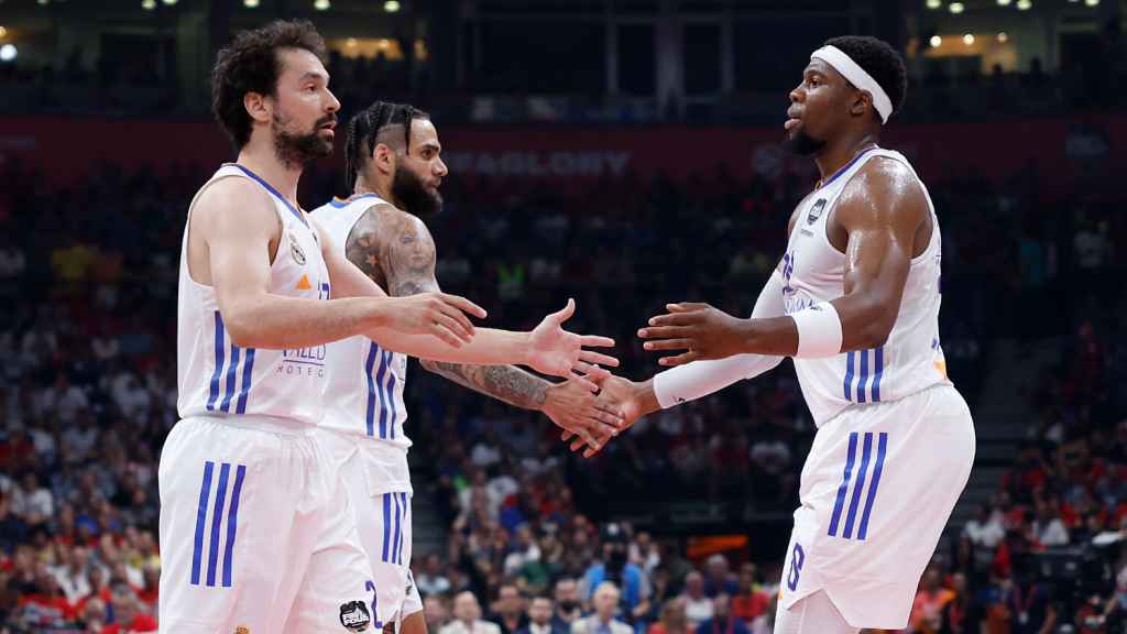 Llull, Taylor y Yabusele, durante la final de la Euroliga 2021/2022