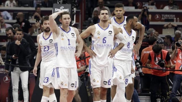 Los jugadores del Real Madrid, hundidos tras caer ante Efes