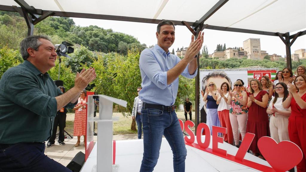 El presidente del Gobierno, Pedro Sánchez, con Juan Espadas en un acto en Granada.