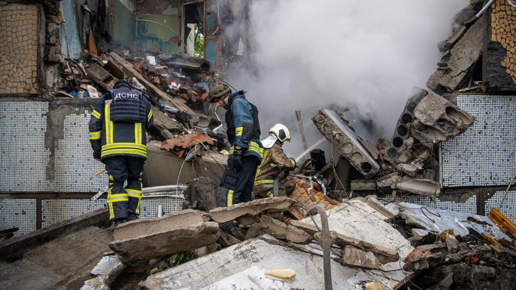 Bomberos de Bakhmut apagan un incendio provocado por un bombardeo aéreo.