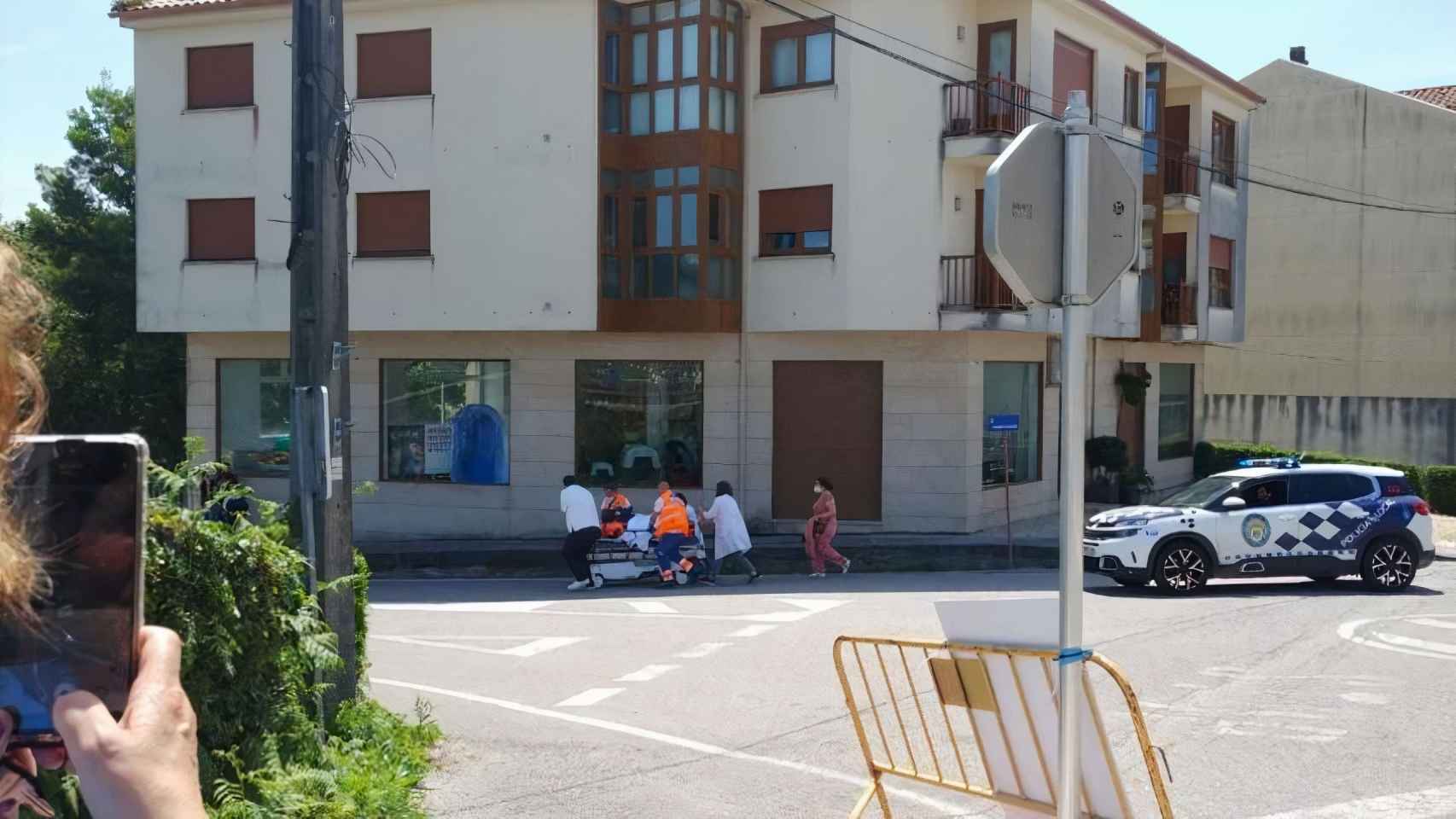 Trasladan a un paciente en camilla por carretera en O Rosal (Pontevedra) por falta de ambulancia