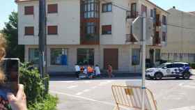 Trasladan a un paciente en camilla por carretera en O Rosal (Pontevedra) por falta de ambulancia