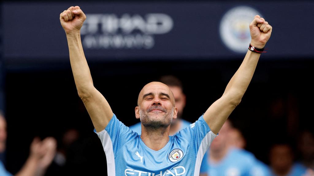 Pep Guardiola celebra con el Manchester City