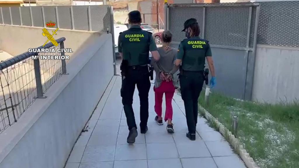 La detenida es trasladada a dependencias de la Guardia Civil.