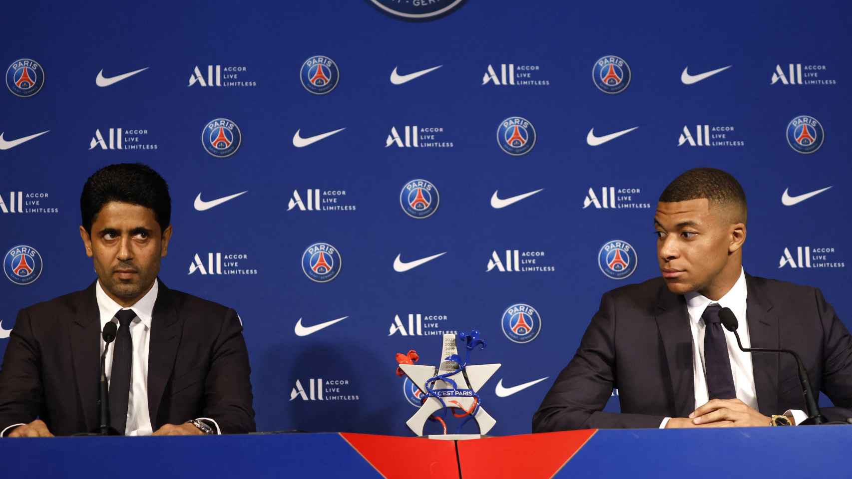 Nasser Al-Khelaifi y Kylian Mbappé, en rueda de prensa