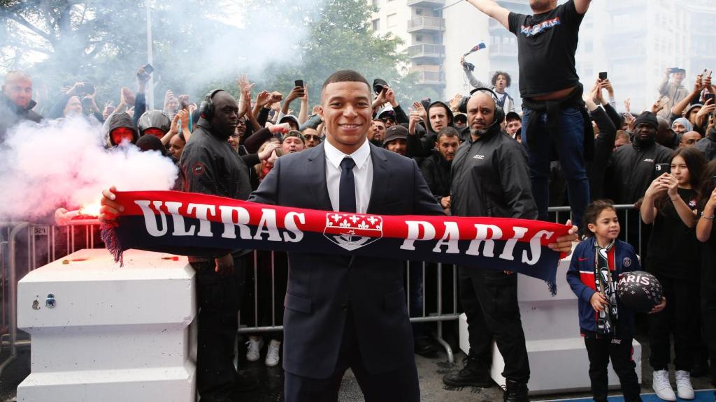 Kylian Mbappé, con una bufanda de los ultras del PSG.