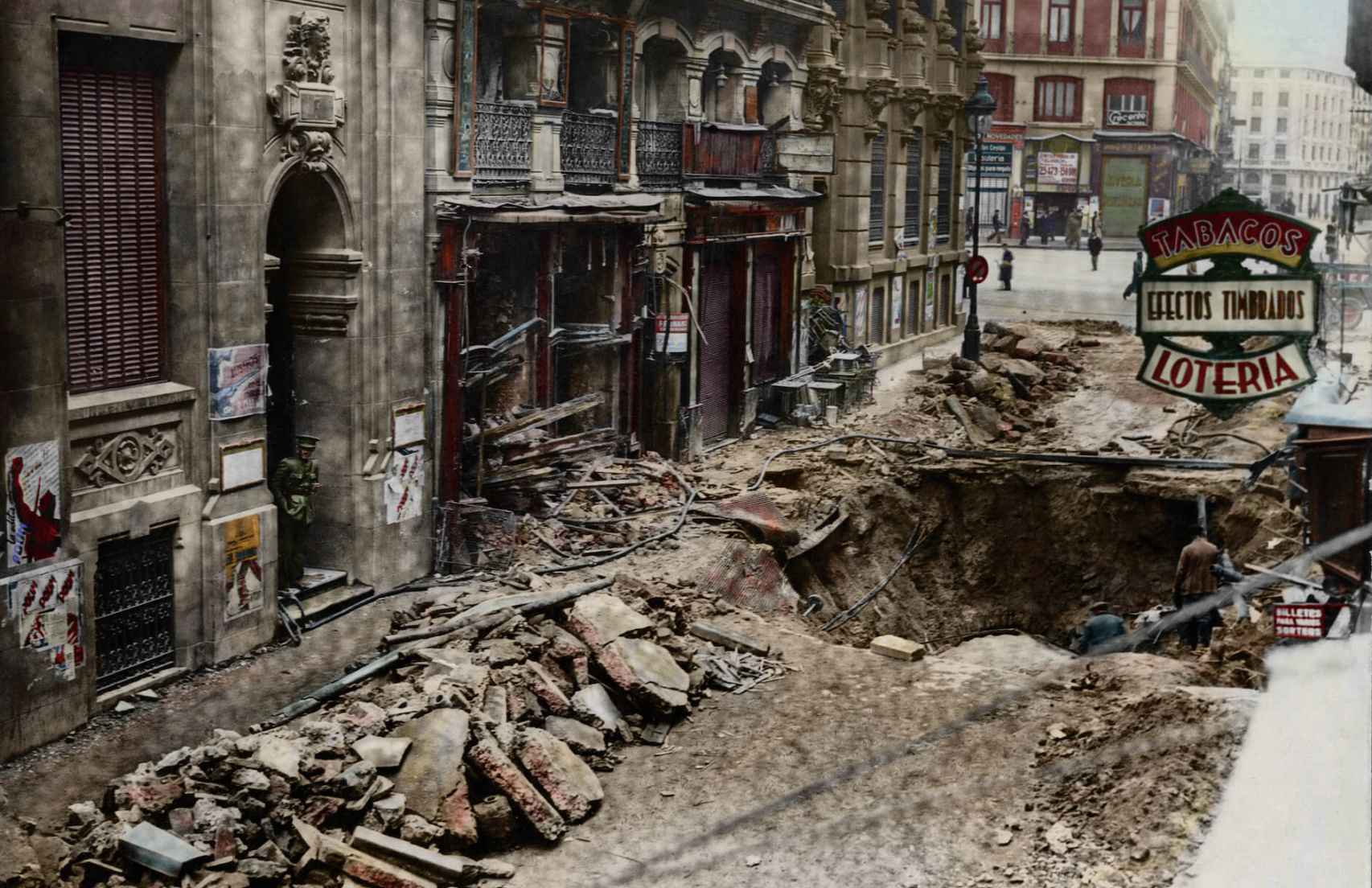 Efecto de un bombardeo sobre la Carrera de San Jerónimo, en Madrid, a finales de 1936.