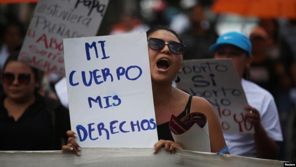 Imagen de archivo de una protesta en 2017 por la despenalización del aborto en El Salvador.