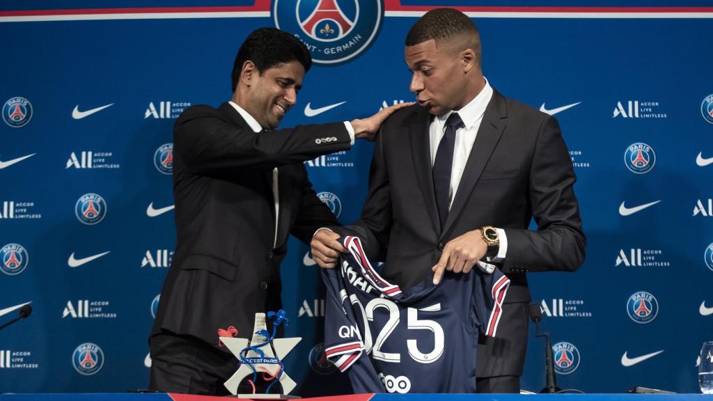 Nasser Al-Khelaifi y Kylian Mbappé, en la rueda de prensa.