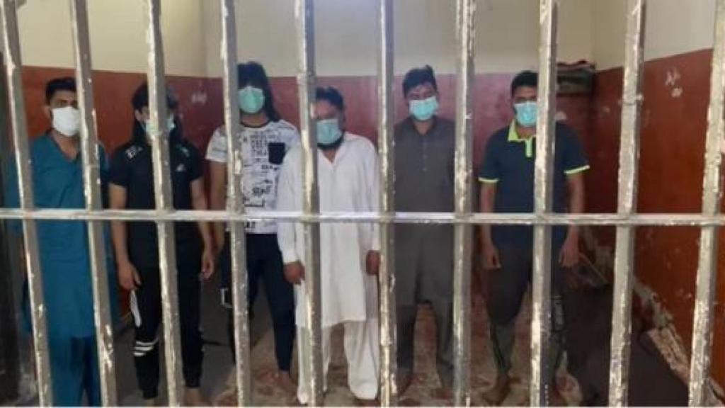 Imagen de los seis detenidos en una celda de Gujrat.