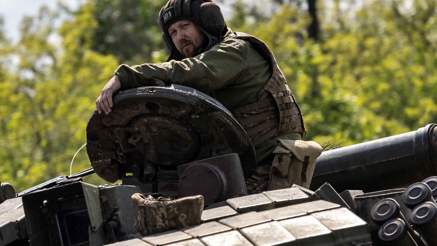 Un tanque ucraniano patrulla las calles de Bakhmut, en la región de Donetsk.