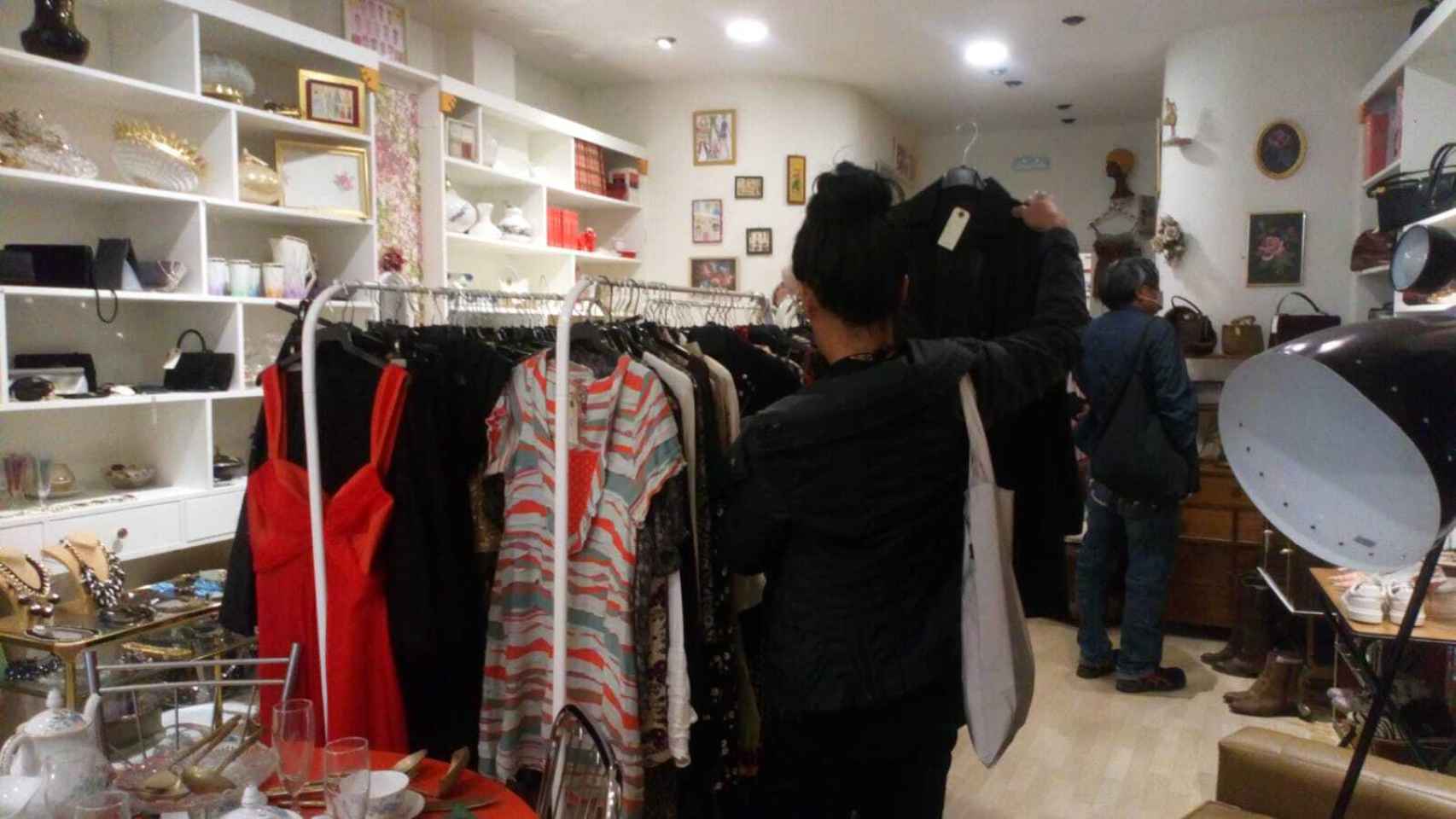 Dos clientes en la tienda 'Reviva' de Valladolid