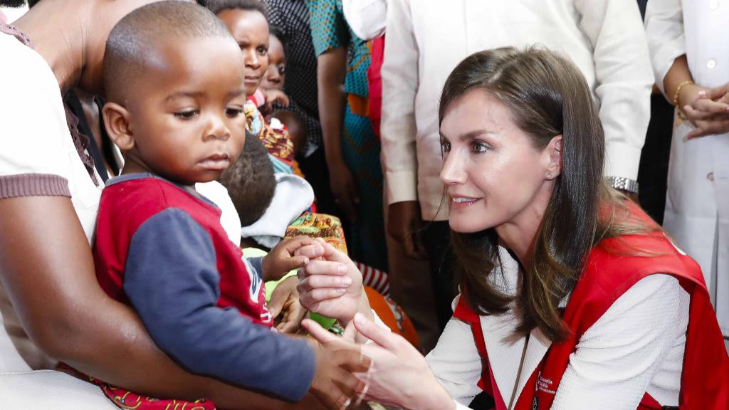 La reina Letizia en su viaje de cooperación de Mozambique en 2019.