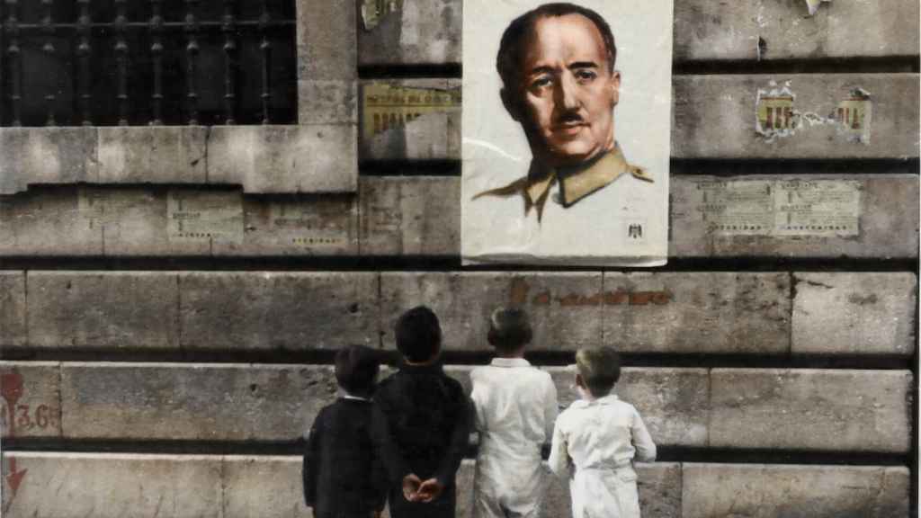 Un grupo de niños ante el conocido retrato de Franco realizado por el artista navarro Crispín Martínez. / BNE / Desperta Ferro Ediciones