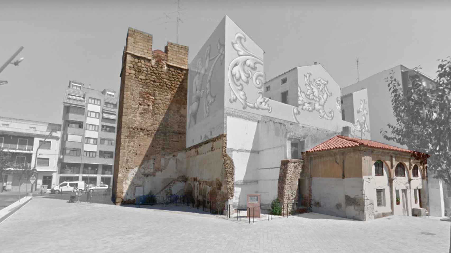 Fotomontaje con los restos de la iglesia de San Miguel y una proyección de lo que fue el templo en el pasado.
